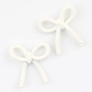 Détail des boucles d'oreilles nœud blanc mat avec texture de corde tressée en alliage