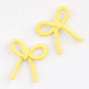 Détail de pendentifs nœuds jaunes avec texture de corde torsadée pour création de bijoux DIY