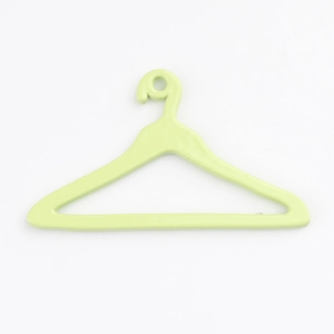 Dettaglio gruccia in plastica verde chiaro con design a triangolo e foro per il gancio