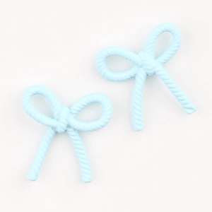 Gros plan de pendentifs nœuds bleu clair avec texture corde pour bijoux DIY