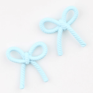 Vue détaillée de pendentifs nœuds bleu ciel avec texture torsadée pour bijoux DIY