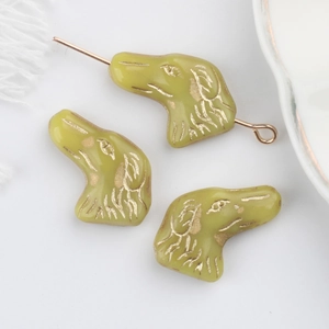 Dettaglio di perline di levriero in vetro verde e oro per gioielli fai da te e bracciali