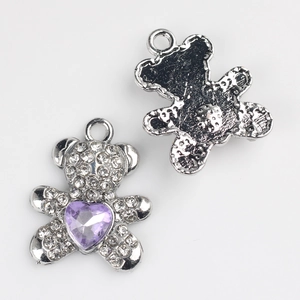 Détail du pendentif ours argenté avec zircons blancs et pierre en cœur violette