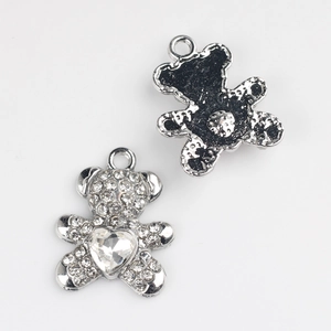 Détail de pendentifs ours en cristal en forme de cœur pour bijoux avec pavé de strass