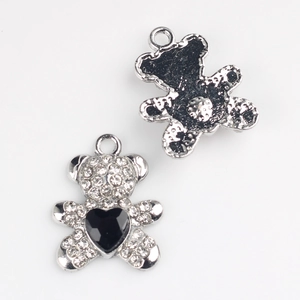 Détail macro du pendentif ours avec cristaux blancs et pierre de coeur noir recto-verso