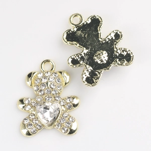 Détail du pendentif ours avec base en alliage doré et cristal en cœur pour bijoux