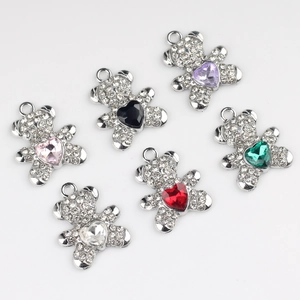 Détail de six breloques ours en cristal coloré avec cœur pour création de bijoux DIY