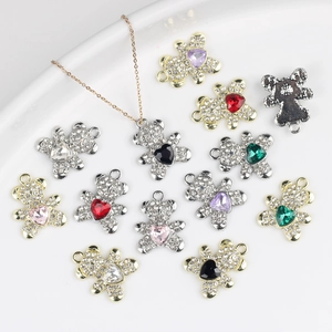 Détails des pendentifs ours avec cristaux scintillants et pierres en forme de cœur