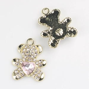 Détail de pendentifs ours dorés avec cristaux de cœur roses et zircons scintillants