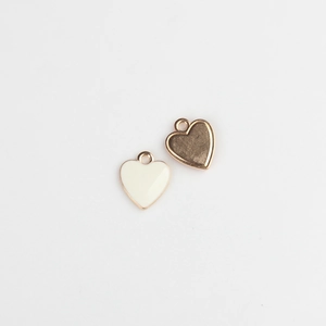 Detail von cremefarbenen Herzanhängern mit Goldrand und Aufhängeschlaufe für Schmuck