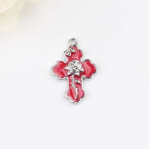 Détail d'un pendentif croix en émail rouge avec rose argentée pour bijoux personnalisés
