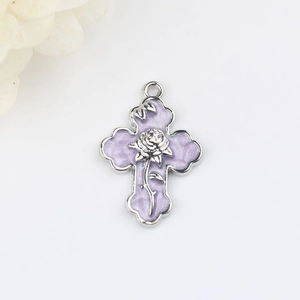Détail du pendentif croix en émail lavande avec rose argentée pour bijoux DIY