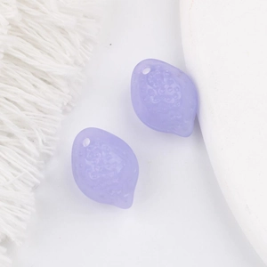 Gros plan de perles en verre violettes translucides en forme de citron pour création de bijoux