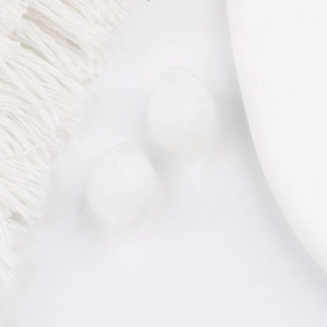 Vue détaillée de perles de citron en verre blanc translucide avec texture réaliste