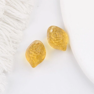Vue détaillée de perles en verre tchèque en forme de citron pour création bijoux DIY