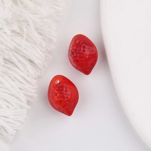 Gros plan de perles en verre en forme de fraise rouge pour création de bijoux DIY