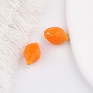 Détail macro de perles citron orange avec texture réaliste pour la création de bijoux DIY