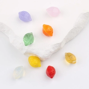 Vue détaillée de perles de citron 3D colorées en verre pour la création de bijoux DIY