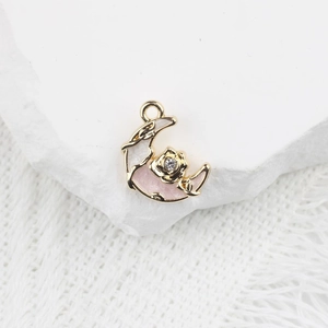Vue détaillée du pendentif lune en émail rose et rose dorée sur un support de pierre