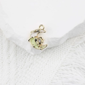 Détail pendentif lune avec rose dorée et marbre vert pour création de bijoux