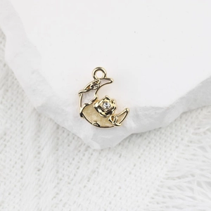 Détail du pendentif lune et rose avec zircon blanc sur support en pierre épuré