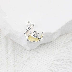 Détail du pendentif croissant de lune en alliage argenté avec émail jaune et zircon rose