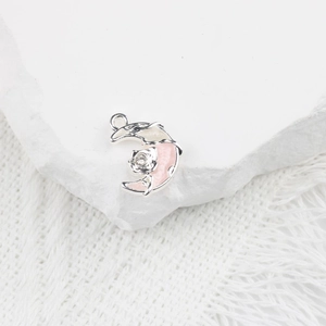 Vue macro du pendentif lune avec incrustation de rose émaillée et pierre de zircon