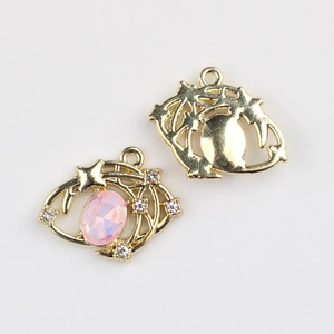Detailansicht goldener Oval-Anhänger mit rosa Opal und Zirkonia in Vorder- und Rückansicht