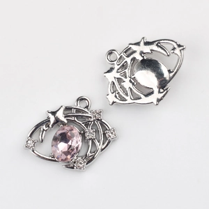 Detaillierte Vorder- und Rückansicht des silbernen Sternanhängers mit rosa Zirkon-Inlay