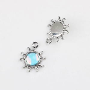 Λεπτομερής όψη του ασημένιου μενταγιόν ήλιου με ένθετο ρητίνης και μεταλλική πίσω επιφάνεια