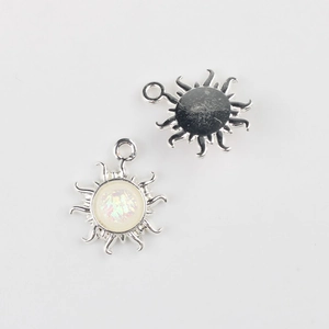 Λεπτομέρεια μενταγιόν ηλίανθου σε λευκό οπάλιο και ανθρακί γκρι για DIY κατασκευή κοσμημάτων