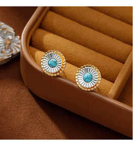 Détail des boucles d'oreilles fleurs double couche bicolores avec pierre turquoise en boîte