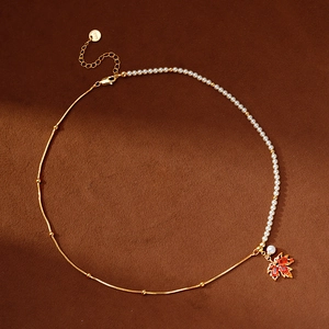 Exquis collier pendentif feuille d'érable dorée avec cristal rouge et perles blanches