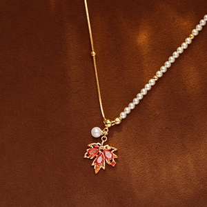 Collier élégant avec pendentif feuille d'érable rouge, cristaux et perles