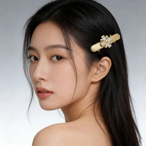 Pince à cheveux fleur dorée avec cristaux de zircon portée sur le côté par un modèle