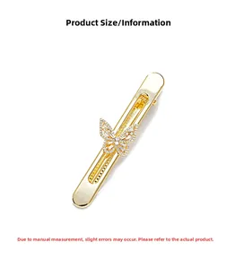 Détail de la pince à cheveux papillon dorée ornée de zircons brillants scintillants