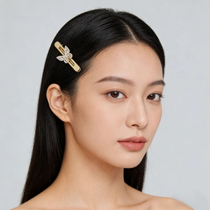 Barrette papillon dorée élégante avec cristaux brillants portée sur le côté des cheveux