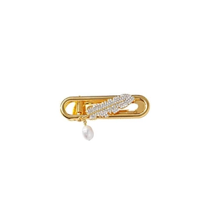 Golden feather hair clip with zircon pavé and pearl pendant for a luxury style