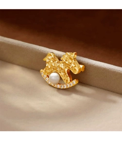 Détail de la broche cheval dorée avec perle centrale, oxydes de zirconium et métal martelé