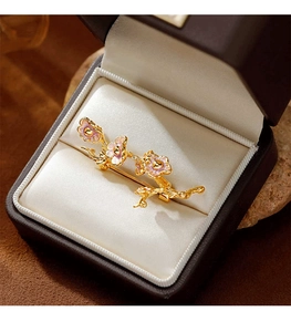Gros plan détaillé d'une broche florale en émail dans un coffret cadeau haut de gamme