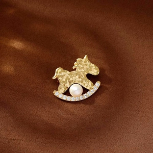 Broche Cheval à Bascule Vintage en Cuivre Plaqué Or 18K avec Zirconia et Perle Artificielle Texture Martelée Bijoux Femme