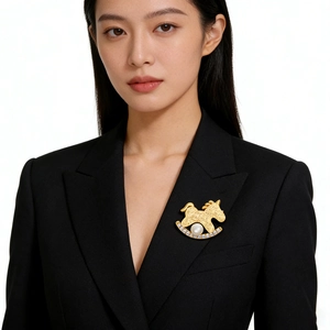 Broche cheval en perle et zircon scintillants sur une veste de blazer noire