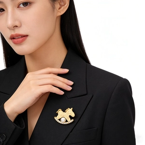 Broche cheval à bascule dorée élégante avec perle et éclats de zircon pour femmes