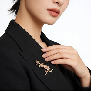 Broche élégante en émail fleur de cerisier rose et or sur un revers noir