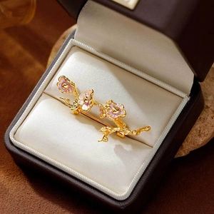Élégante broche fleur de prunier en émail doré avec pétales violets dans son coffret
