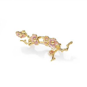Élégante broche fleur dorée avec pétales en émail rose dégradé et détails scintillants
