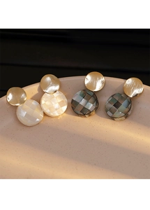Détails des boucles d'oreilles nacre en damier avec métal doré brossé