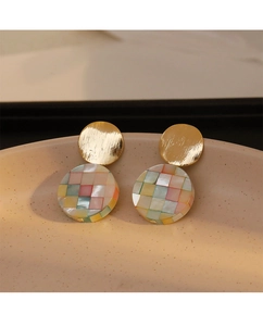 Détail de boucles d'oreilles mosaïque avec métal brossé doré et incrustation nacre