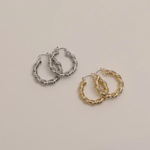Klassische 14k Gold- und Silber-Creolen mit gedrehtem Design und Spiegelglanz