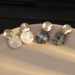 Boucles d'oreilles mosaïque en nacre à damier avec finition en métal doré brossé